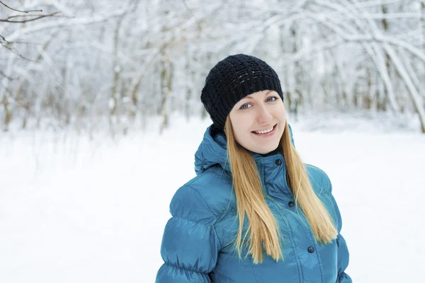 Jong mooi blond vrouw — Stockfoto