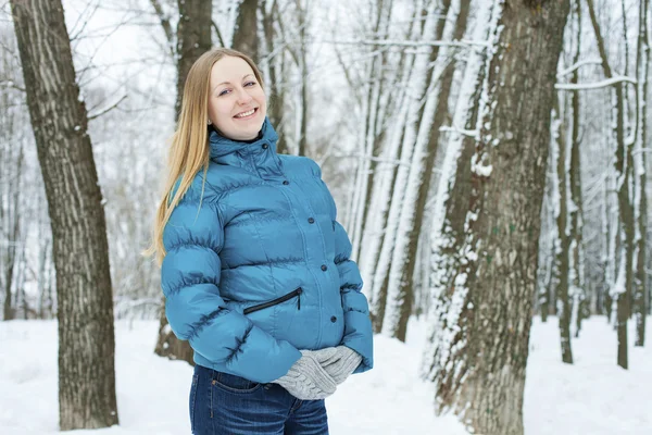 Jong mooi blond vrouw — Stockfoto