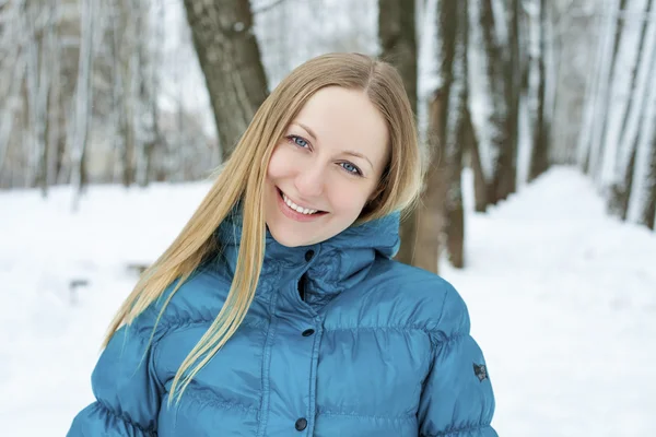 Ung vacker blond kvinna — Stockfoto