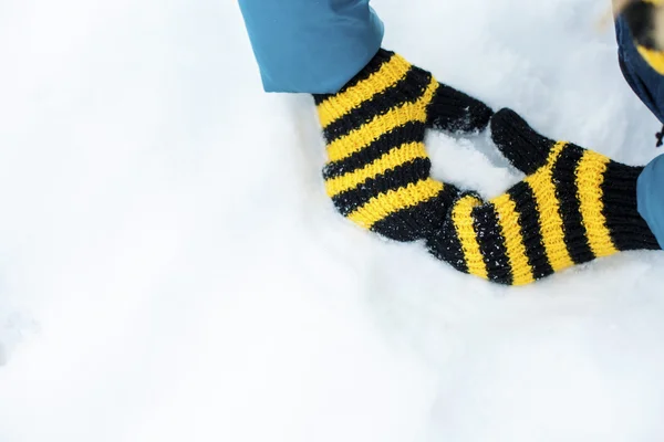 Winter knitted mittens in the shape of a heart — Stockfoto