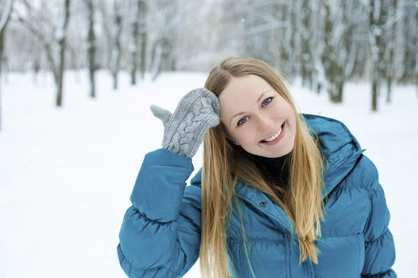 Winter woman in rest snow park. Girl in a turquoise feather bed — Stock Photo, Image