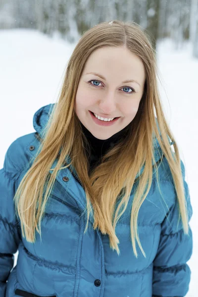 Winter vrouw in rest sneeuw park. Meisje in een turquoise veer-bed — Stockfoto
