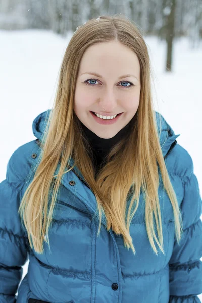 Winter woman in rest snow park. Girl in a turquoise feather bed — Stock Photo, Image