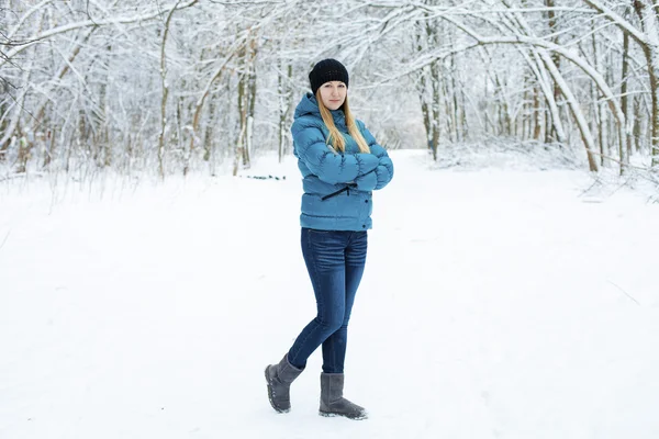 Winter vrouw in rest sneeuw park. Meisje in een turquoise veer-bed — Stockfoto