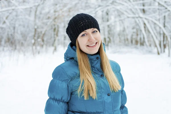 Зимняя женщина в парке отдыха. Девушка в бирюзовом перышке — стоковое фото