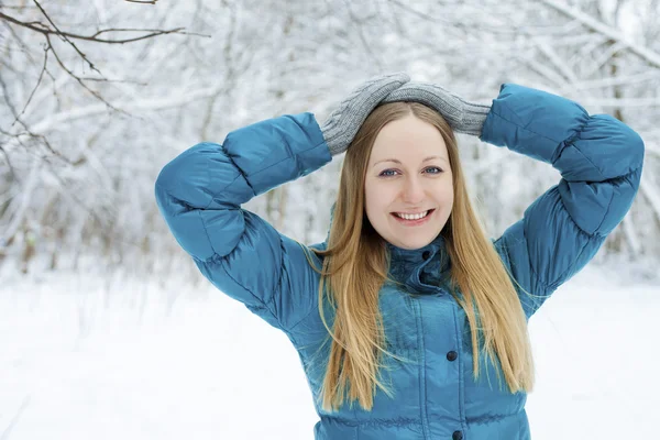 Winter vrouw in rest sneeuw park. Meisje in een turquoise veer-bed — Stockfoto