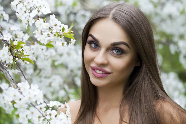 Portret van een mooi jong meisje op de achtergrond van close-up — Stockfoto