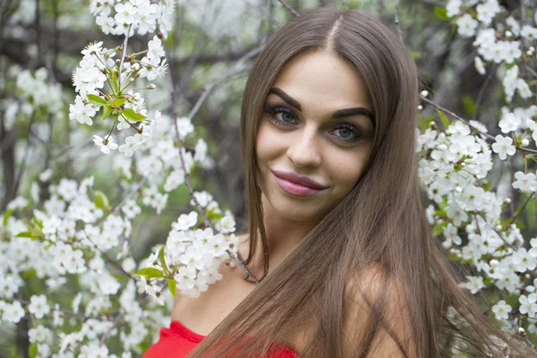 Retrato de cerca de una hermosa joven en el fondo de —  Fotos de Stock