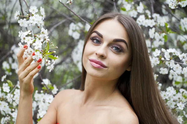 Portret van een mooi jong meisje op de achtergrond van close-up — Stockfoto