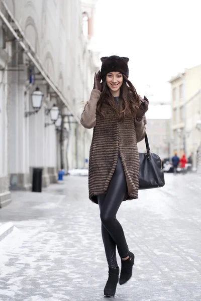 Giovane bella donna in elegante cappotto di visone — Foto Stock