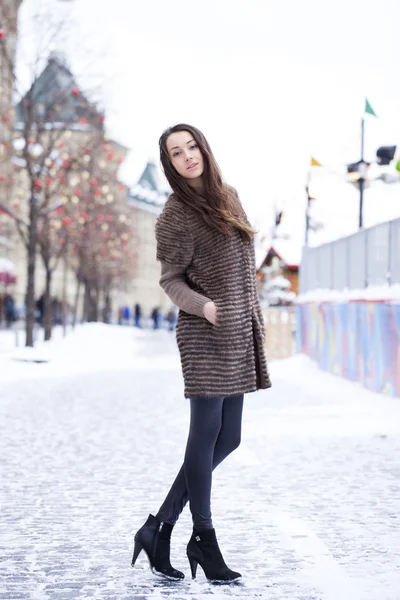 Mujer hermosa joven en abrigo de visón con estilo —  Fotos de Stock