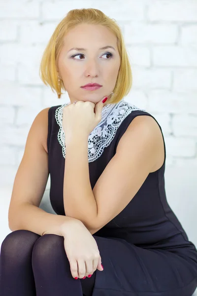 Retrato de uma mulher de negócios loira isolada no fundo branco — Fotografia de Stock