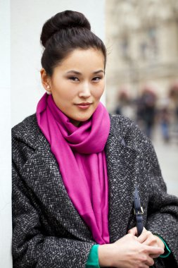 Bahar şehir Rusya üzerinde yürüyen genç Asyalı kadın