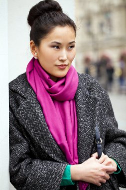 Bahar şehir Rusya üzerinde yürüyen genç Asyalı kadın