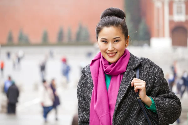 Jonge Aziatische vrouw lopen op lente stad in Rusland — Stockfoto