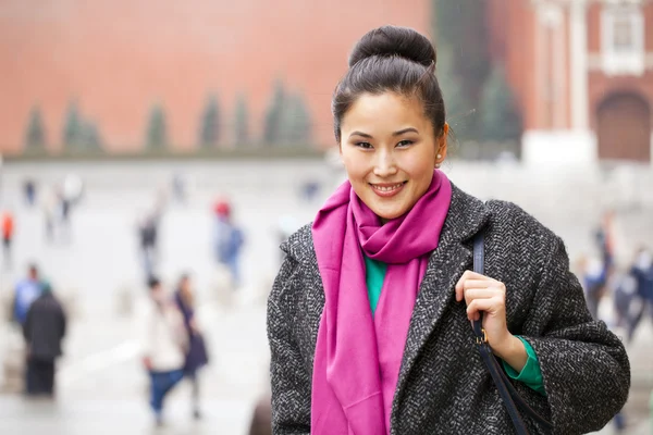 年轻的亚裔女子走在俄罗斯春城 — 图库照片