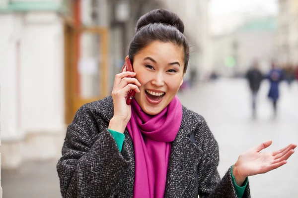Mutlu güzel Asyalı kadın tarafından bahar stree telefonla arama — Stok fotoğraf