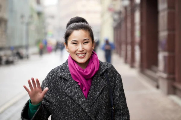 Jovem mulher asiática andando na cidade da primavera na Rússia — Fotografia de Stock