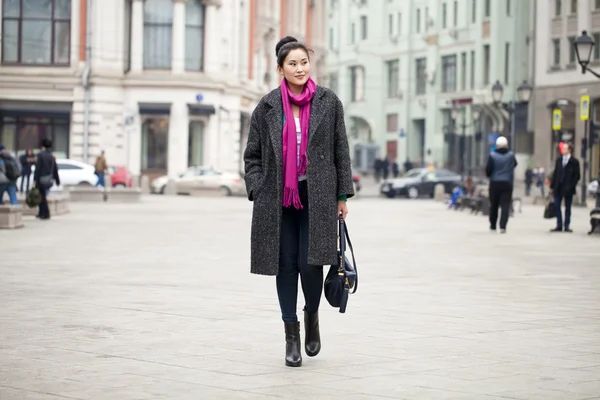 Giovane bella donna asiatica in elegante cappotto grigio — Foto Stock