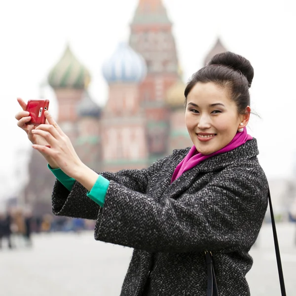 Joven mujer hermosa turista tomando fotos en el teléfono móvil — Foto de Stock