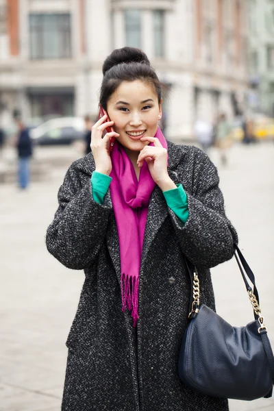 Feliz bela mulher asiática chamando por telefone no stree primavera — Fotografia de Stock