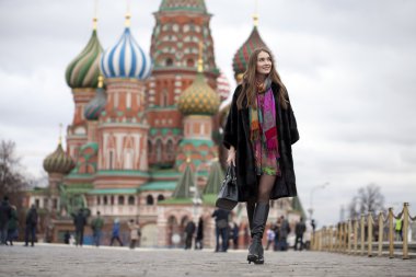 Vizon kürk kırmızı Meydanı Moskova'genç kadın