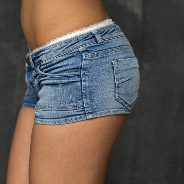 Красивое женское тело в джинсовых шортах — стоковое фото