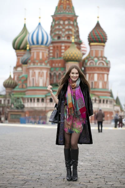 Ung kvinna i en mink päls på Röda torget i Moskva — Stockfoto