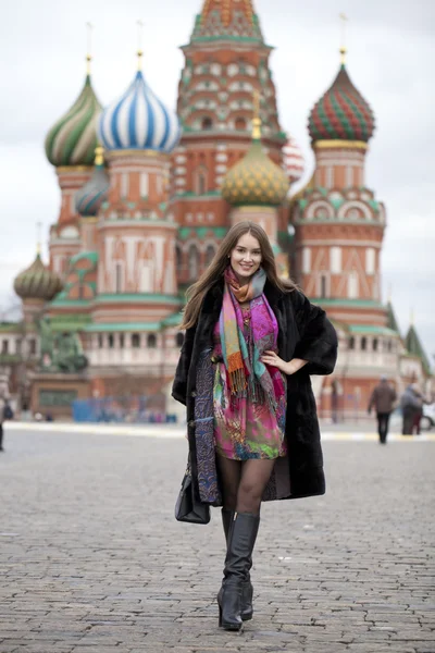 Jonge vrouw in een nerts jas aan het Rode plein in Moskou — Stockfoto