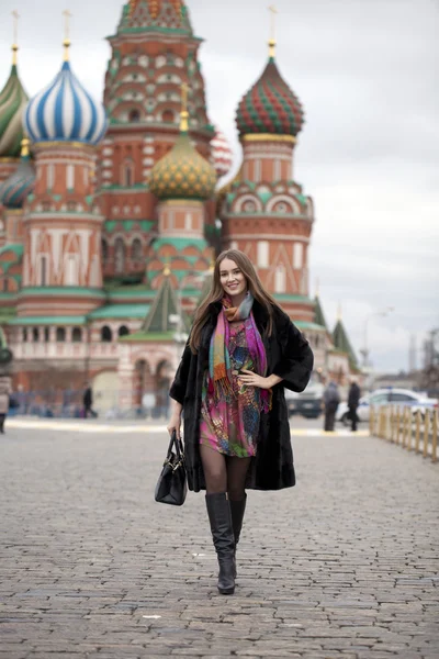 Mujer joven con abrigo de visón en la Plaza Roja de Moscú — Foto de Stock