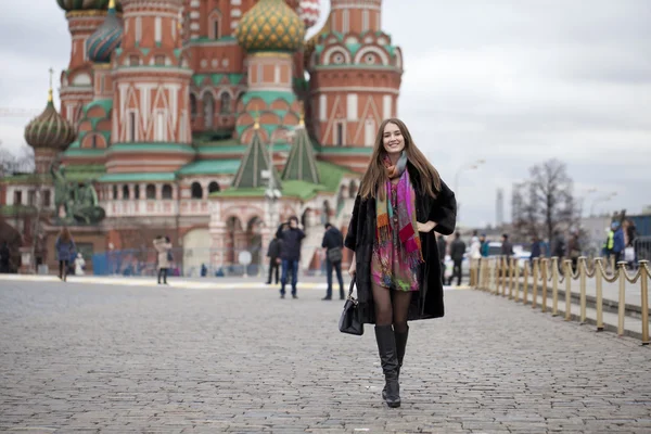 Νεαρή γυναίκα σε ένα παλτό βιζόν στην Κόκκινη πλατεία στη Μόσχα — Φωτογραφία Αρχείου