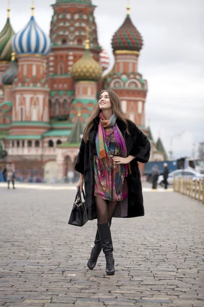 Mujer joven con abrigo de visón en la Plaza Roja de Moscú — Foto de Stock