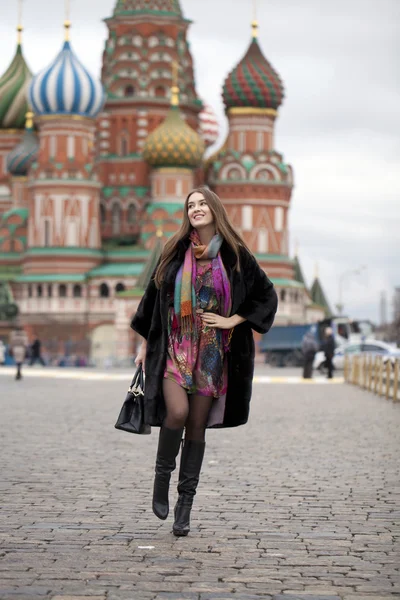 Jovem mulher de casaco de vison na Praça Vermelha em Moscou — Fotografia de Stock