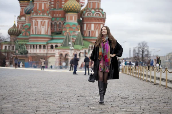 Mladá žena v kožich na Rudém náměstí v Moskvě — Stock fotografie
