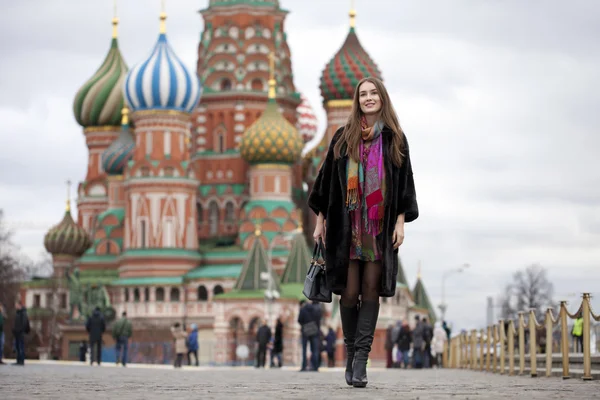 Молода жінка в норкова шуба на Червоній площі в Москві — стокове фото