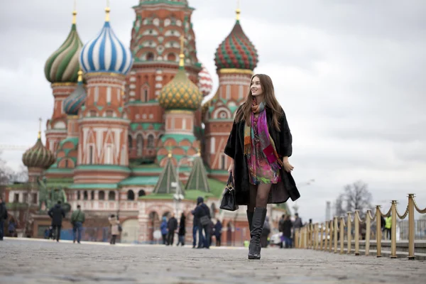 Jonge vrouw in een nerts jas aan het Rode plein in Moskou — Stockfoto