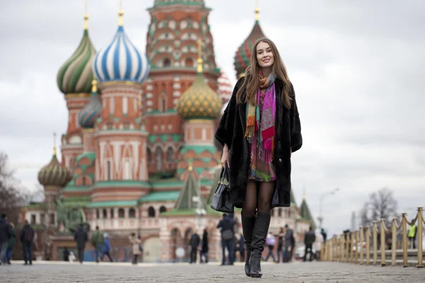 Young woman in a mink coat on the Red Square in Moscow — Stock Photo, Image