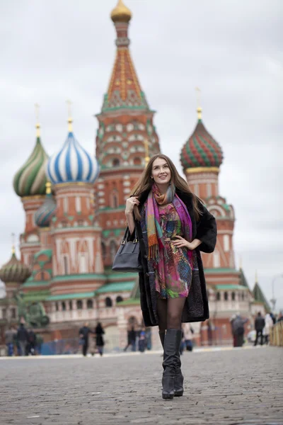 Mujer joven con abrigo de visón en la Plaza Roja de Moscú —  Fotos de Stock
