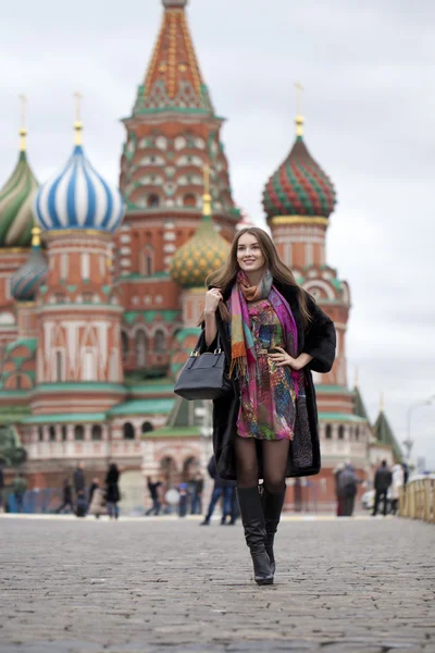 Jovem mulher de casaco de vison na Praça Vermelha em Moscou — Fotografia de Stock