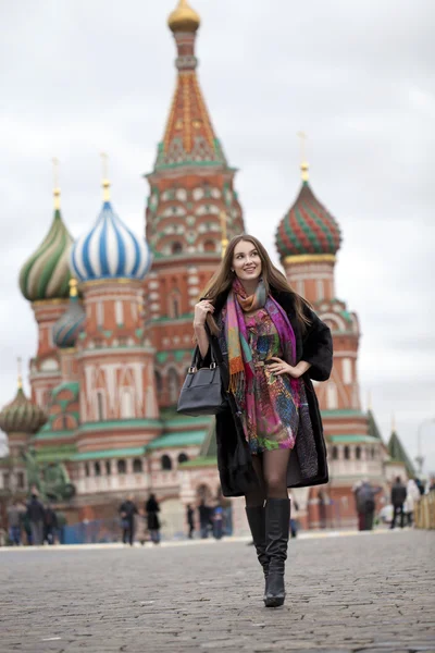 Mladá žena v kožich na Rudém náměstí v Moskvě — Stock fotografie