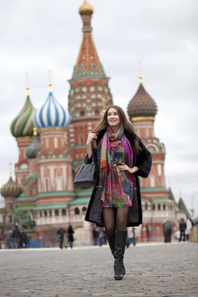 Jonge vrouw in een nerts jas aan het Rode plein in Moskou — Stockfoto
