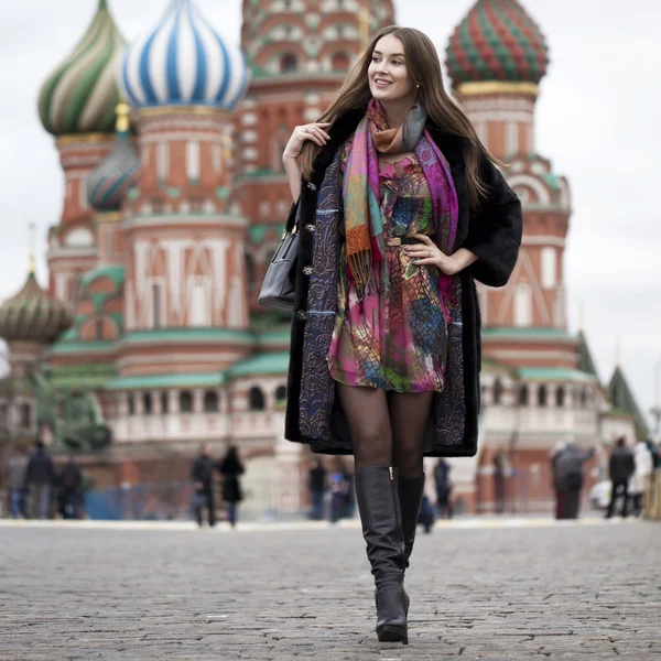 Jonge vrouw in een nerts jas aan het Rode plein in Moskou — Stockfoto