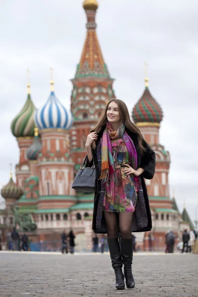 Jovem mulher de casaco de vison na Praça Vermelha em Moscou — Fotografia de Stock