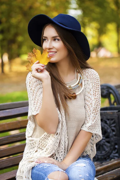 Junge schöne blonde Frau — Stockfoto