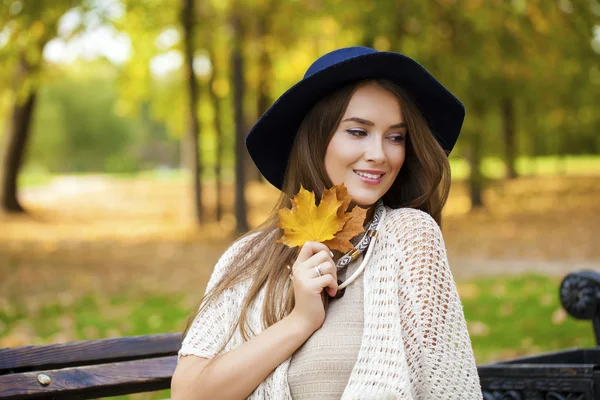 Junge schöne blonde Frau — Stockfoto