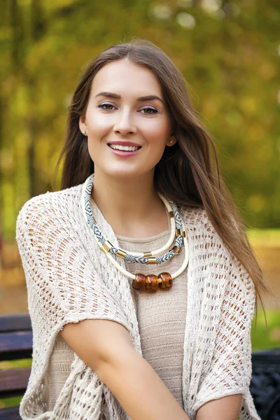 Belle fille reposant sur un banc dans le parc d'automne — Photo