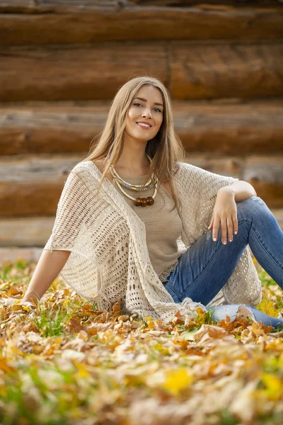 Beautiful girl resting in the autumn park — Stock Photo, Image