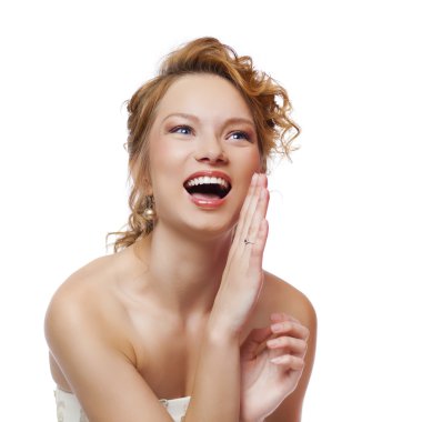 Beyaz arka planda mutlu güzel genç gelin portre