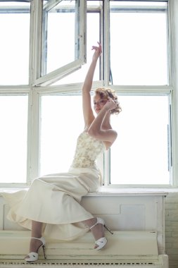 Bir beyaz dantel elbise Sit çekici güzel genç Kızıl saçlı kız