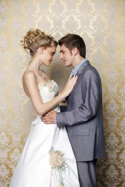 Feliz jovem noiva e noivo — Fotografia de Stock
